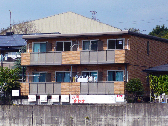 関市迫間のアパートの建物外観