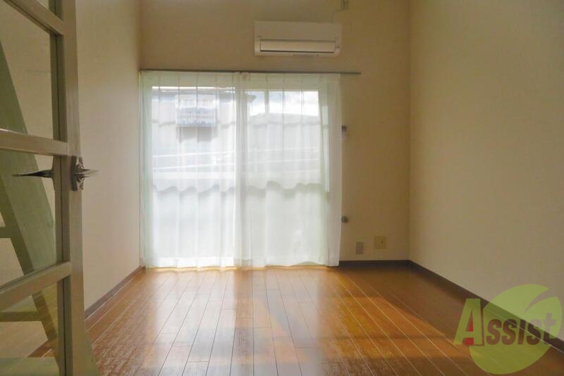 居室・リビング　明るいリビングですね。お休みの日ものんびりできますね。