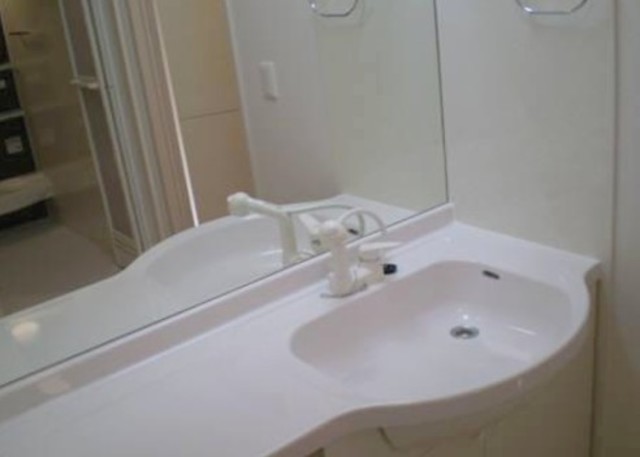 洗面設備　鏡の大きいカウンタータイプの洗髪洗面化粧台