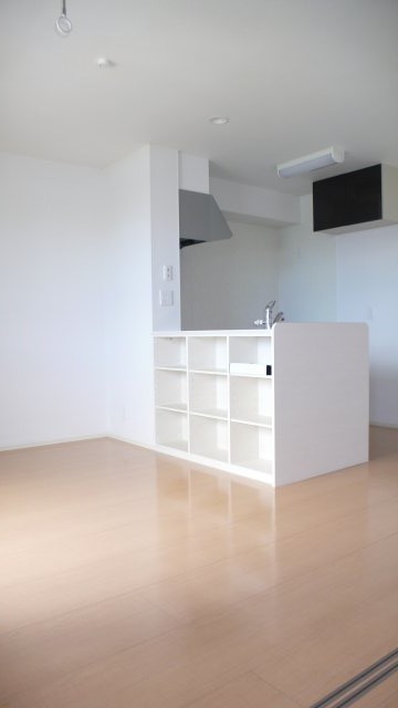 居室・リビング　南向きの明るいリビング　キッチン裏の収納付