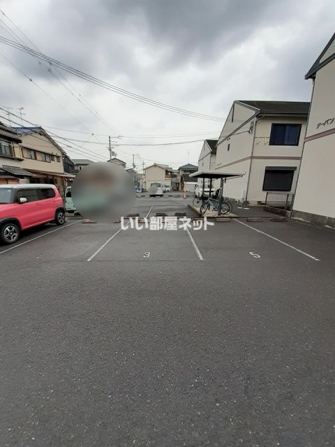 【岸和田市加守町のアパートの駐車場】