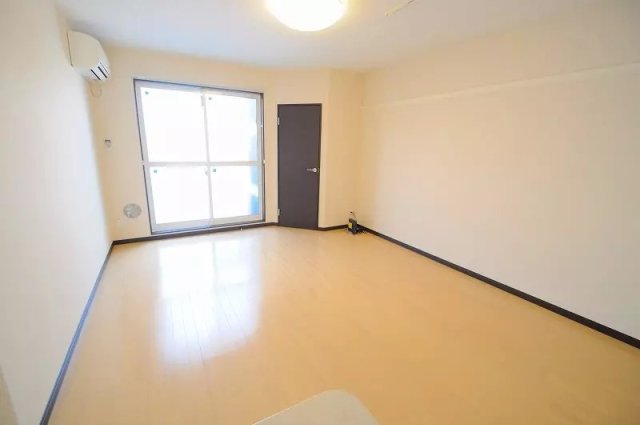 居室・リビング　同物件、別号室のものです。