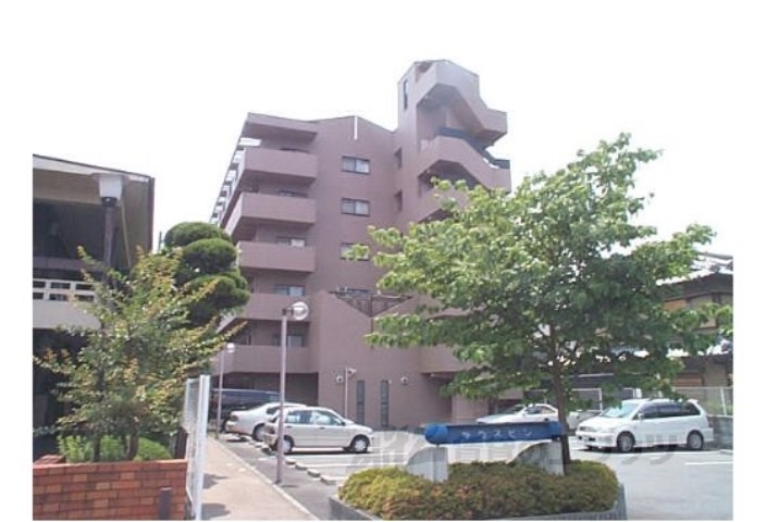 京都市南区上鳥羽高畠町のマンションの建物外観
