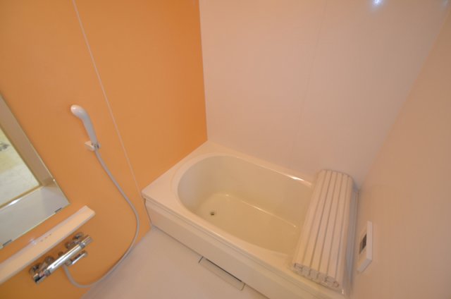 バス・シャワールーム　追い焚き給湯沸かし直しのできるお風呂です。