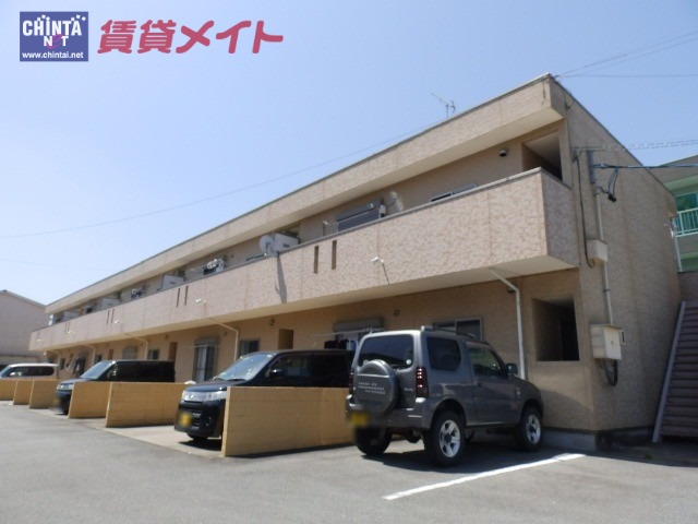 松阪市駅部田町のアパートの建物外観