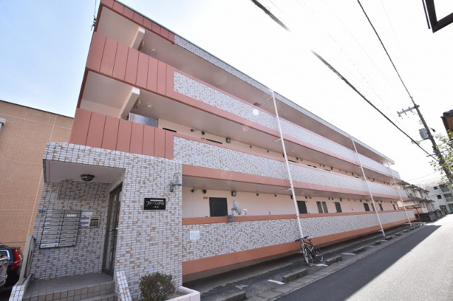 岡山市北区伊島町のマンションの建物外観