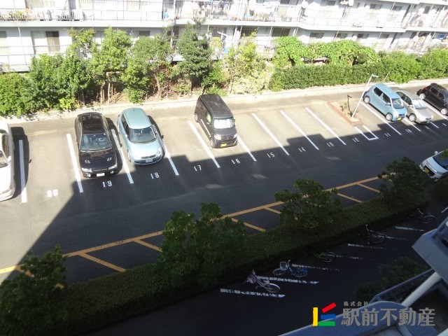 【小郡市小郡のマンションの駐車場】