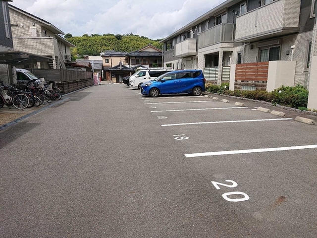 【京都市西京区山田出口町のアパートの駐車場】