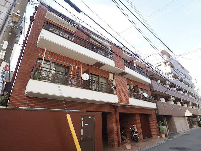 中野区本町のマンションの建物外観