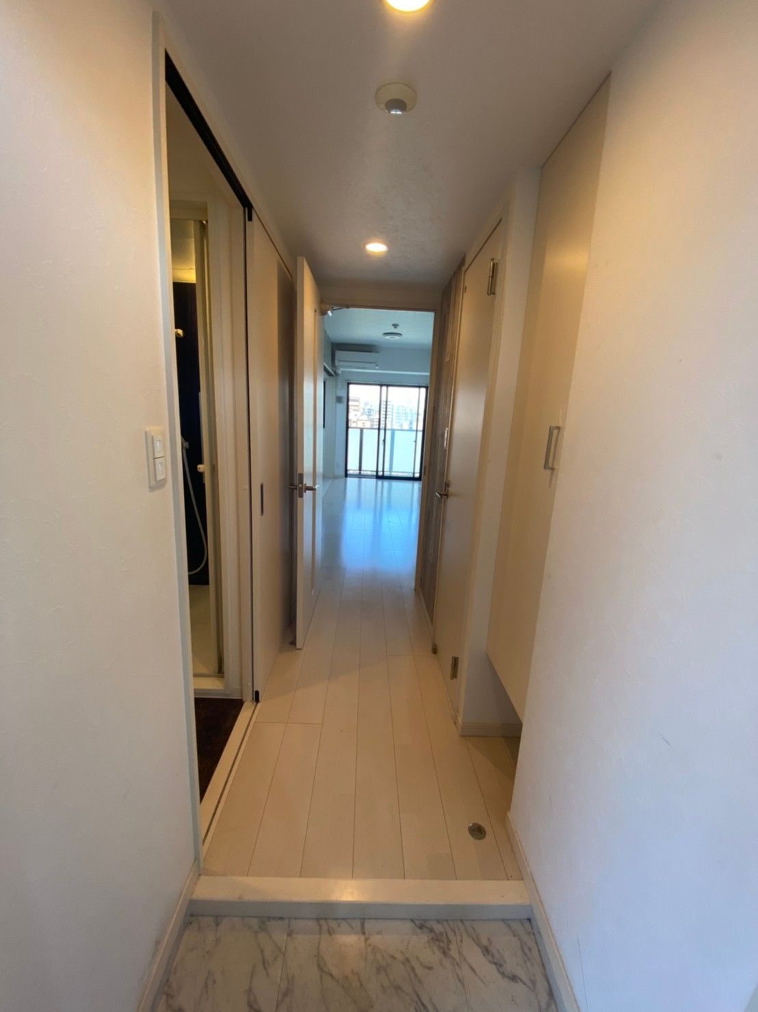 玄関　※同号室の別部屋の写真です。