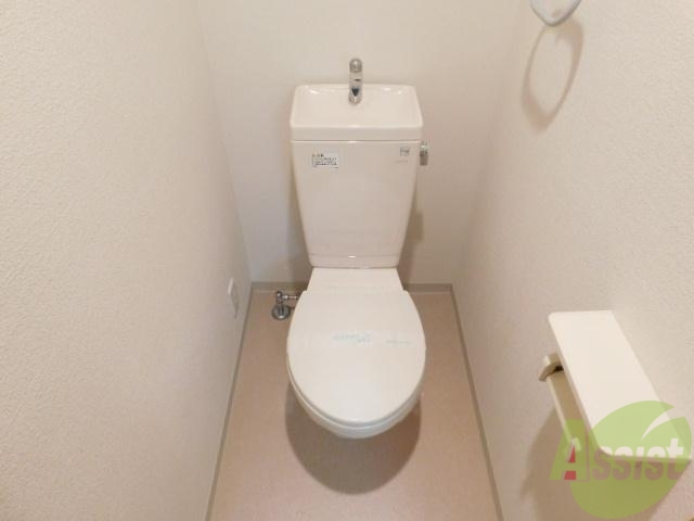 トイレ　タオル掛けも付いていて便利ですね