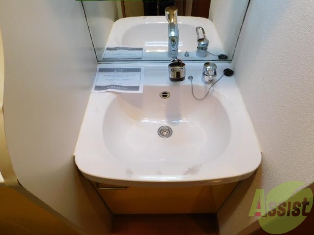 洗面設備　広い洗面台です。