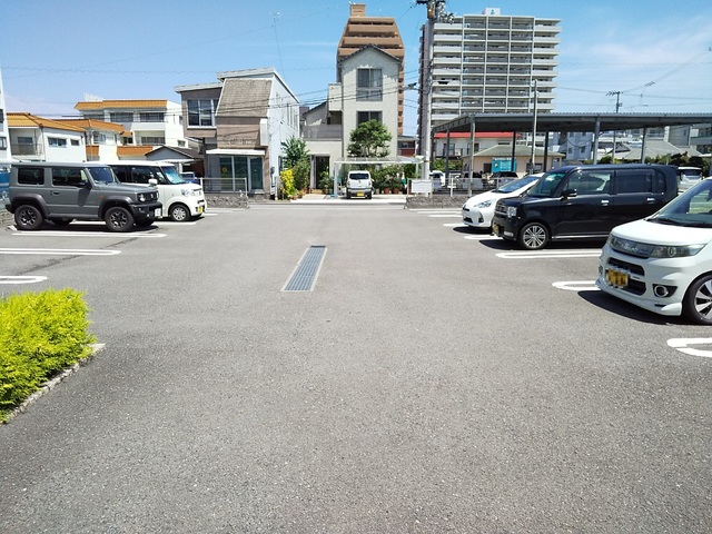 【松山市山越のマンションの駐車場】