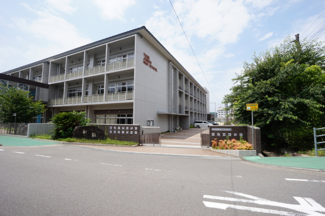 【伊予郡砥部町重光のアパートの中学校】