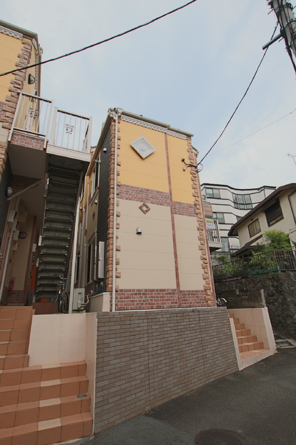 【横浜市神奈川区神大寺のアパートの建物外観】