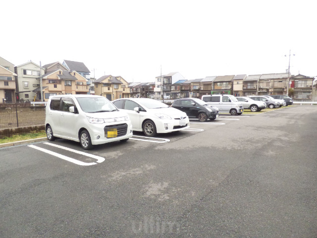 【ルミエール菱川の駐車場】