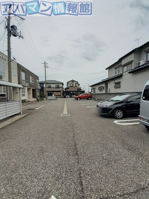 【新潟市江南区天野のアパートの駐車場】