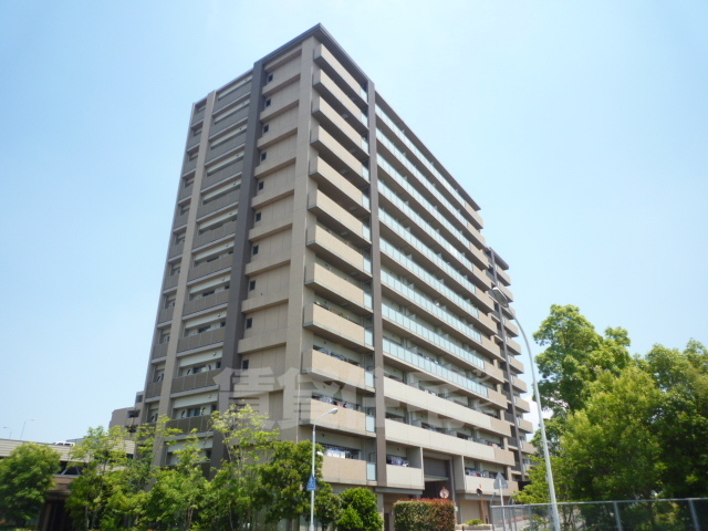 三島郡島本町江川のマンションの建物外観