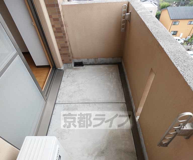 【京都市伏見区深草直違橋５丁目のマンションのバルコニー】