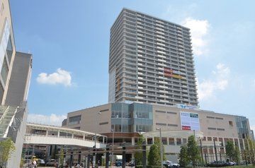 【越谷市赤山町のマンションのショッピングセンター】