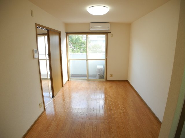 居室・リビング　※別のお部屋の内装写真です。