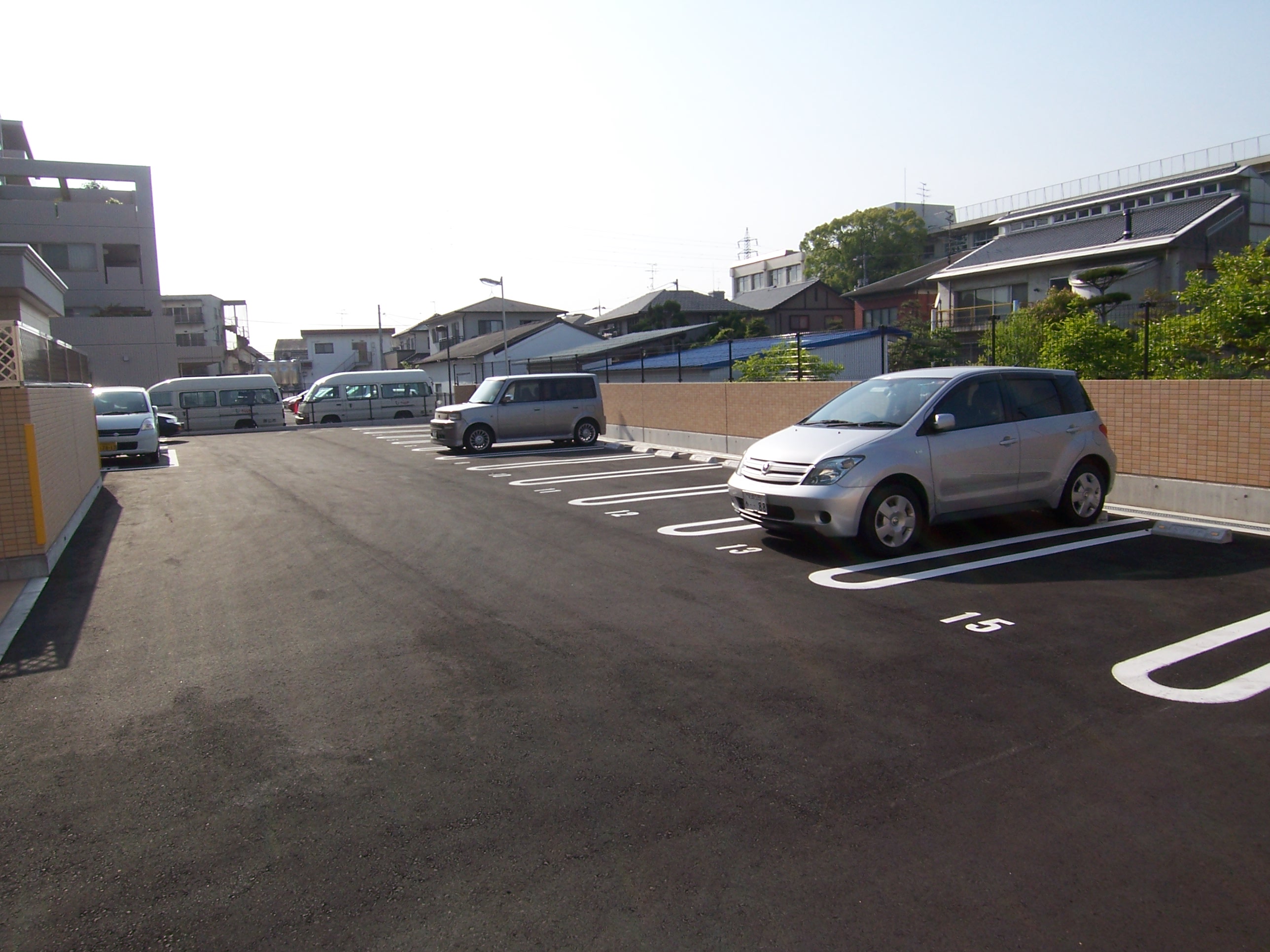 【岡山市南区福富東のマンションの駐車場】