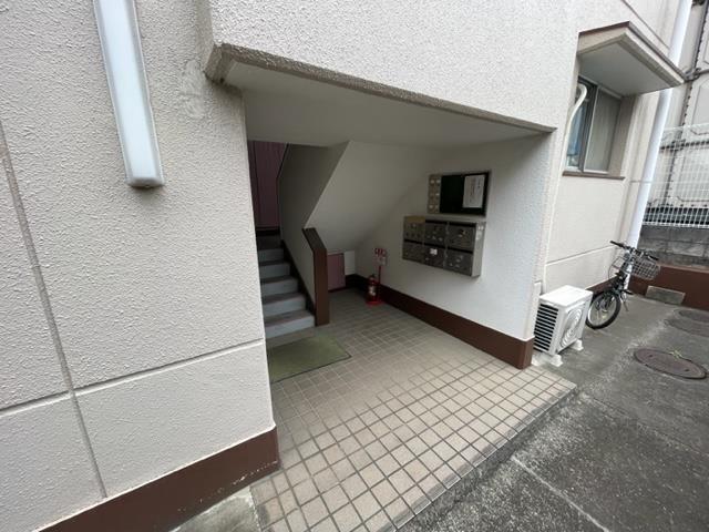 【守屋ビルのエントランス】