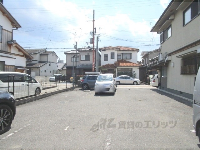 【亀岡市呉服町のアパートの駐車場】