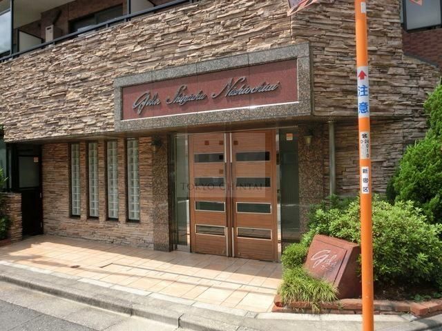 【新宿区西落合のマンションのエントランス】