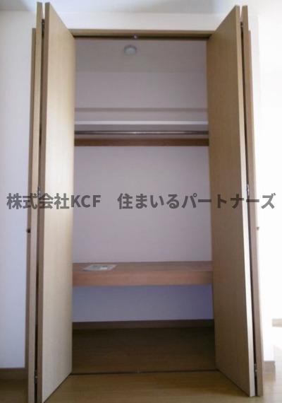 洗面設備　明るい洗面所です