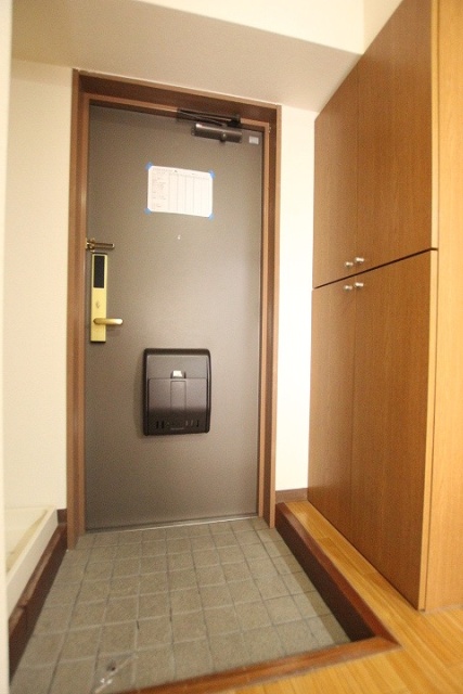 玄関　写真は別室のものです。