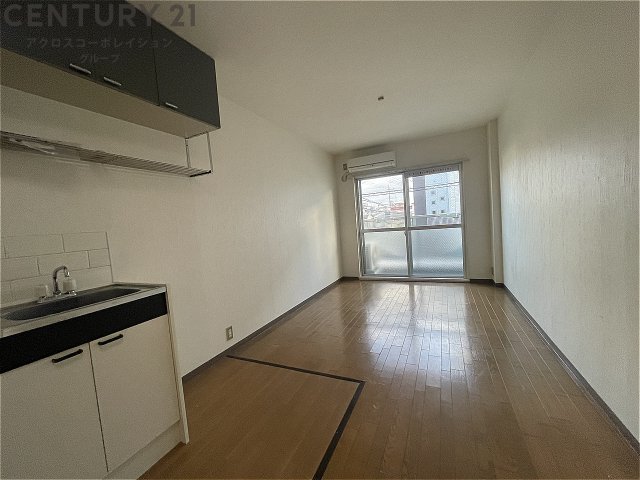 居室・リビング　8.3帖の南向きのワンルーム♪