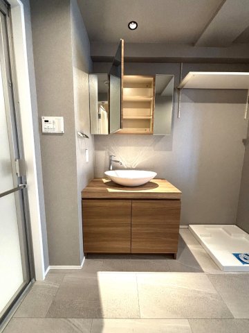 洗面設備　3面鏡洗面化粧台