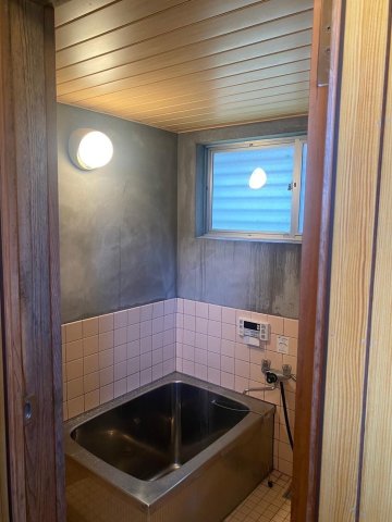 バス・シャワールーム　窓付お風呂で快適バスタイム。しかもお風呂が２つあります！