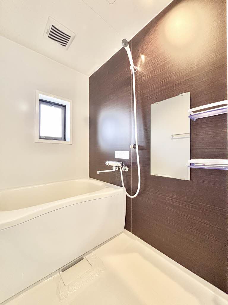 バス・シャワールーム　窓があるので換気にも便利♪