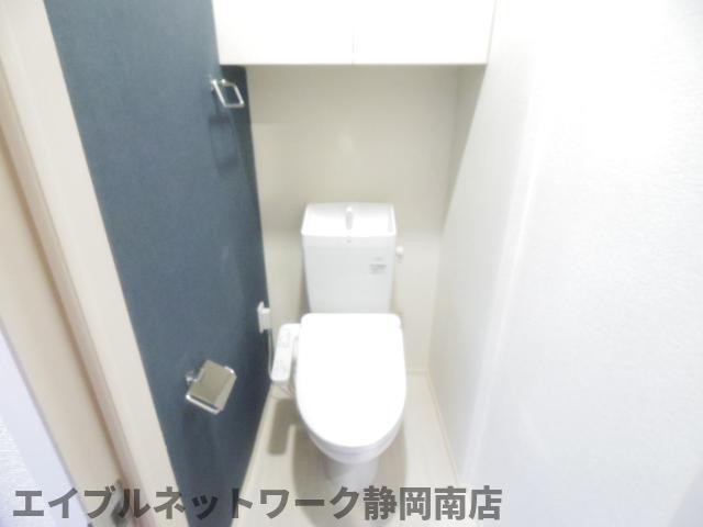 トイレ　落ち着いた色調のトイレです