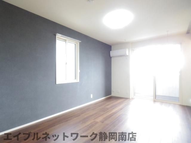 その他　ゆったり過ごせる居間です