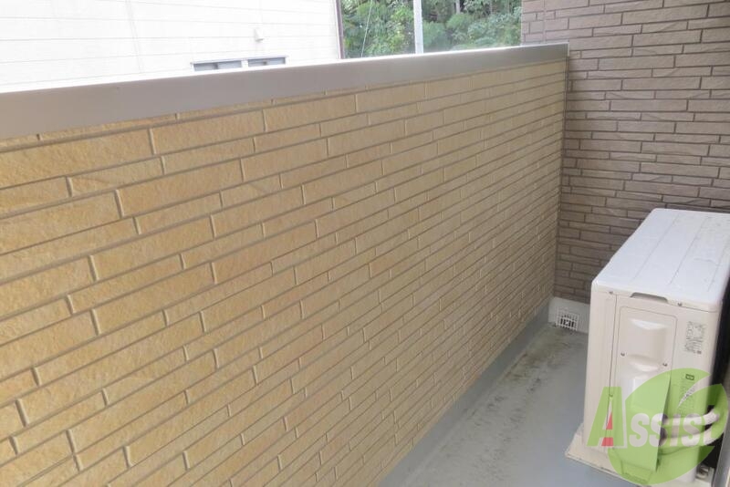 バルコニー　中々広いですね。お布団も干せそうですね。