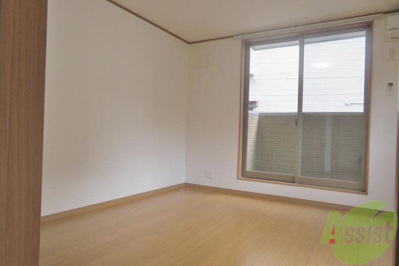 居室・リビング　とても明るいお部屋で落ち着きを感じる印象です。