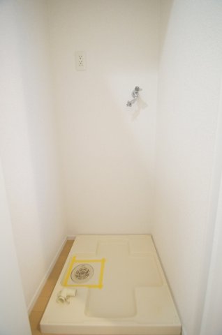 その他設備　防水パン付きの洗濯機置場です。