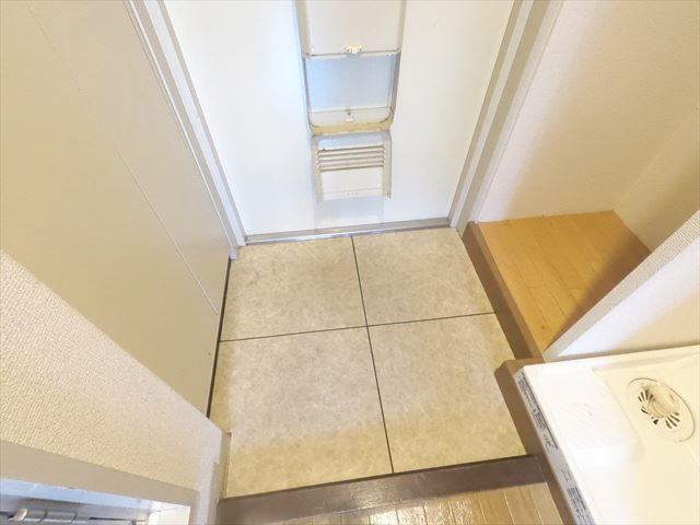 玄関　改装済みで綺麗な玄関スペース