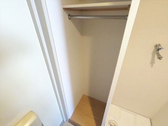 収納　玄関に少しですがクローゼットタイプの収納があります