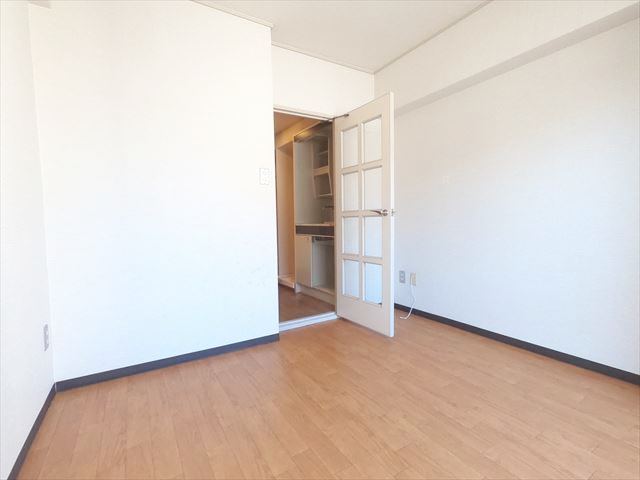 その他部屋・スペース　フローリング調で綺麗な6帖の洋室