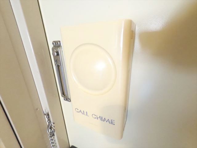 セキュリティ　レトロ感はありますが訪問者の分かる呼び鈴付き