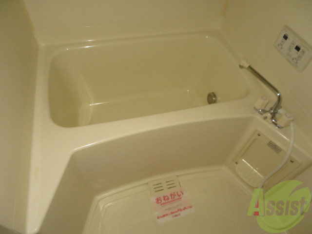 バス・シャワールーム　バスルームは狭すぎず、シャワーも浴びやすそうです。