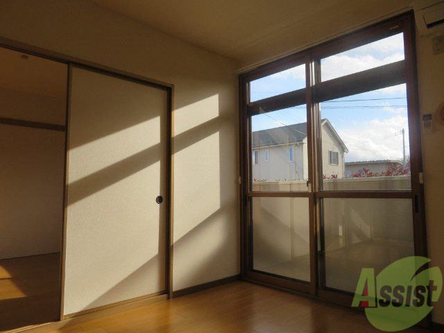 居室・リビング　５．６帖の洋室です。広々として、きれいですね。