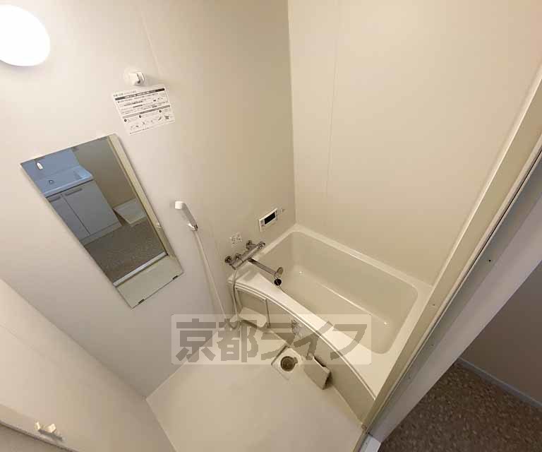 バス・シャワールーム　鏡のついた便利なお風呂