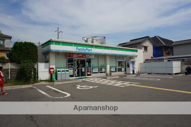 コンビニ　ファミリーマート（コンビニ）まで840m
