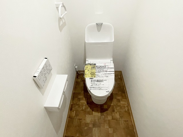 トイレ　落ち着いた色調のトイレです