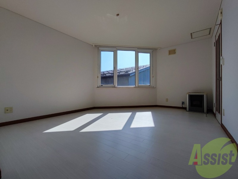 居室・リビング　リビングです。窓が大きくて明るいですね！